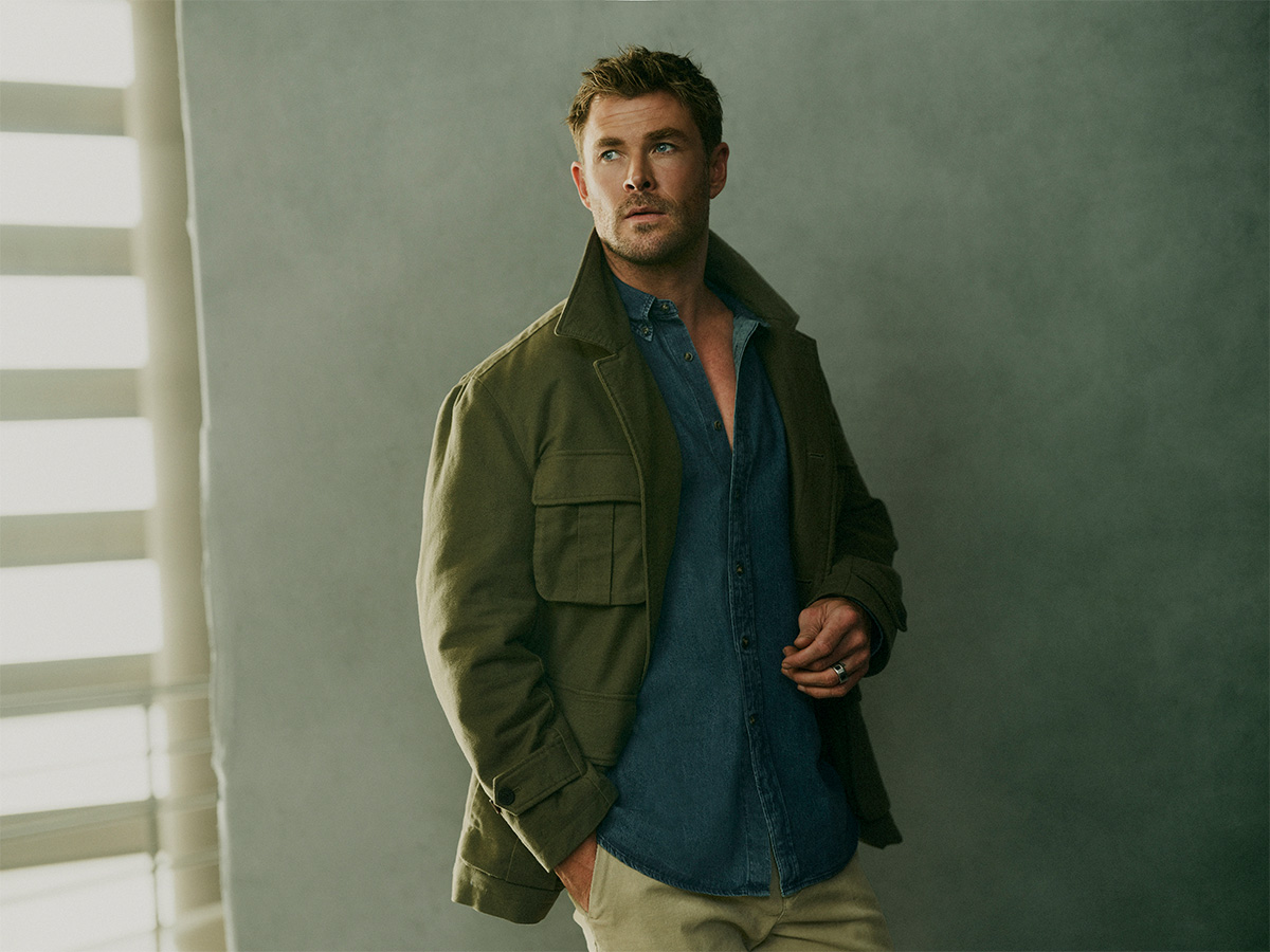 Chris Hemsworth con chaqueta verde militar, camisa vaquera y chinos de Emidio Tucci