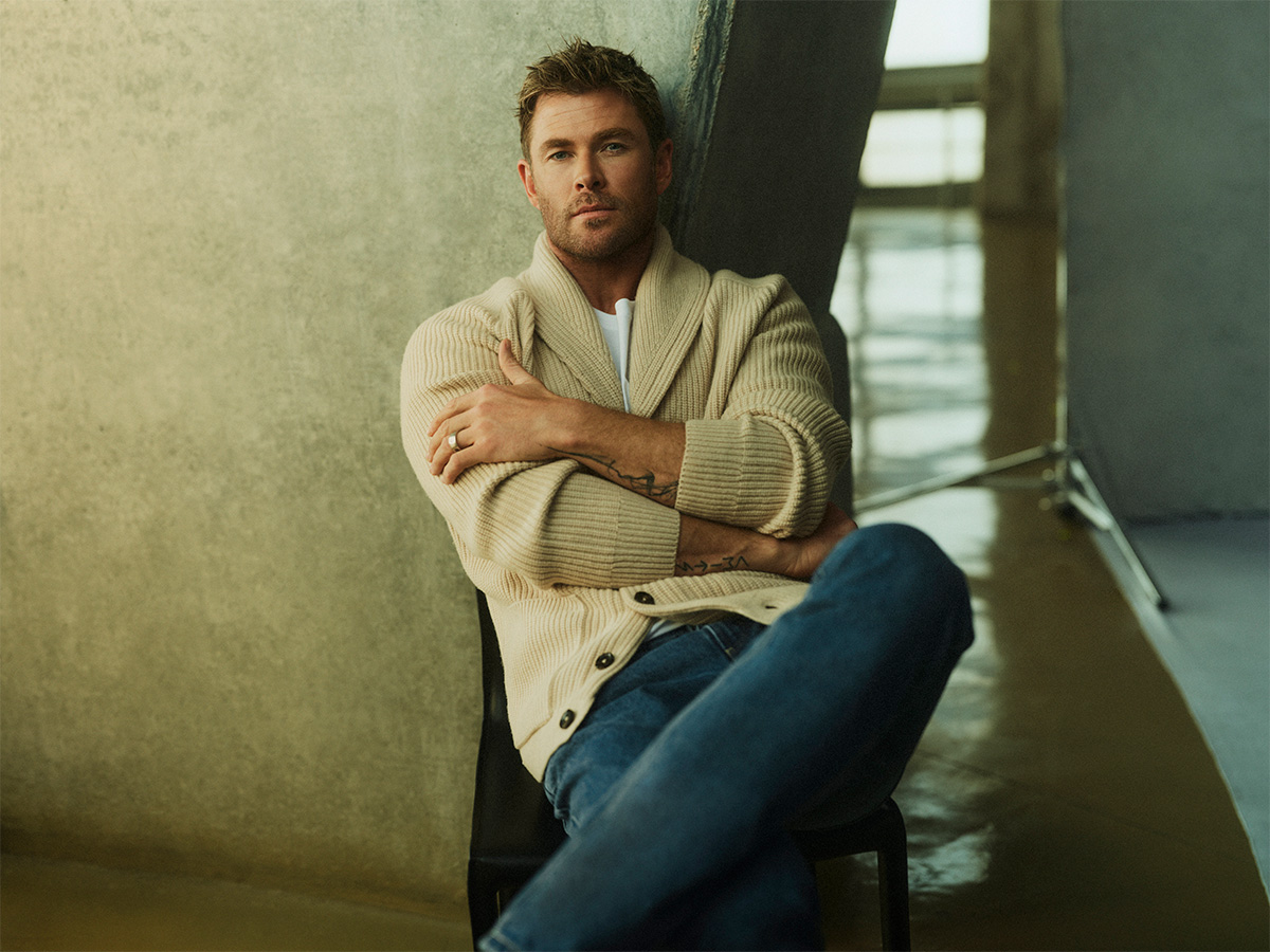 Chris Hemsworth vistiendo rebeca de lana y jeans de Emidio Tucci