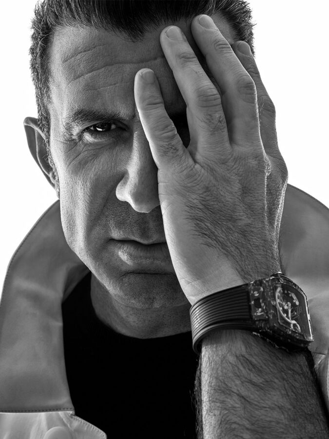 Luis Figo posa con su reloj Hublot para Rísbel Magazine