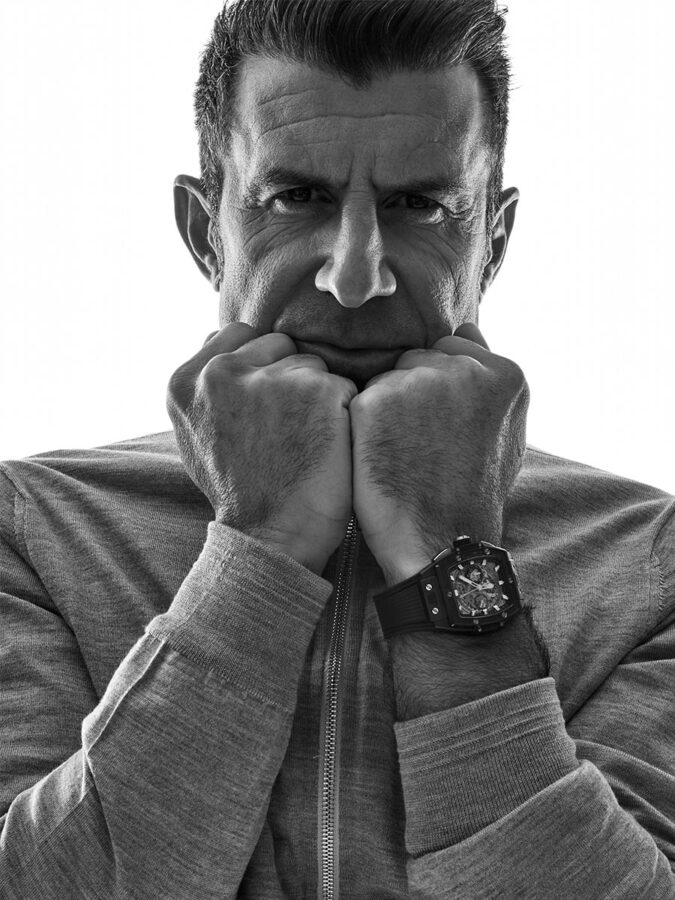 Luis Figo posa con su reloj para la revista Rísbel Magazine