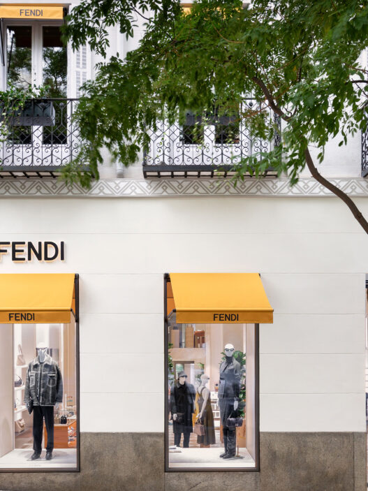 Vista desde la calle de la nueva boutique de Fendi en Madrid