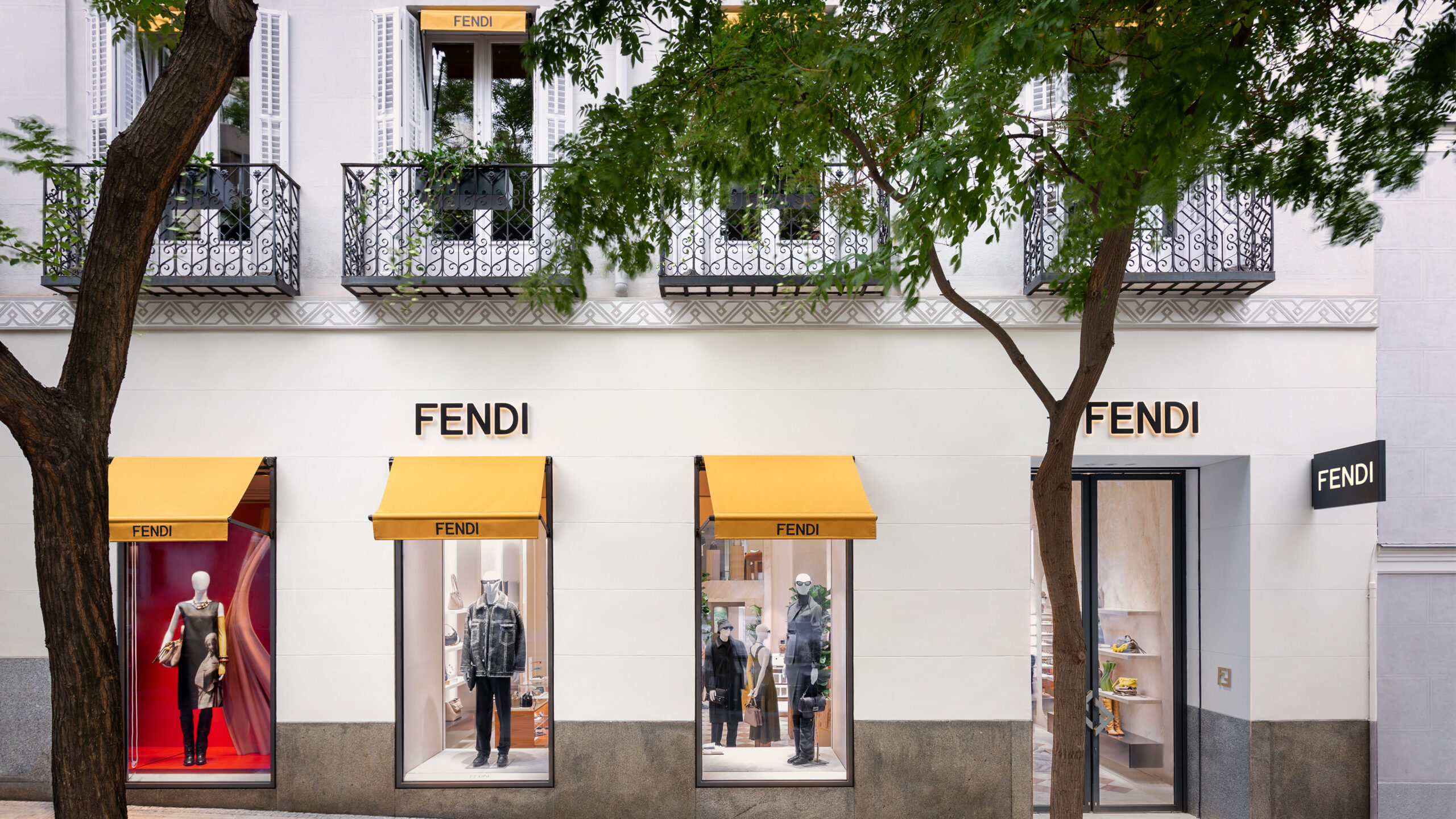 Vista desde la calle de la nueva boutique de Fendi en Madrid