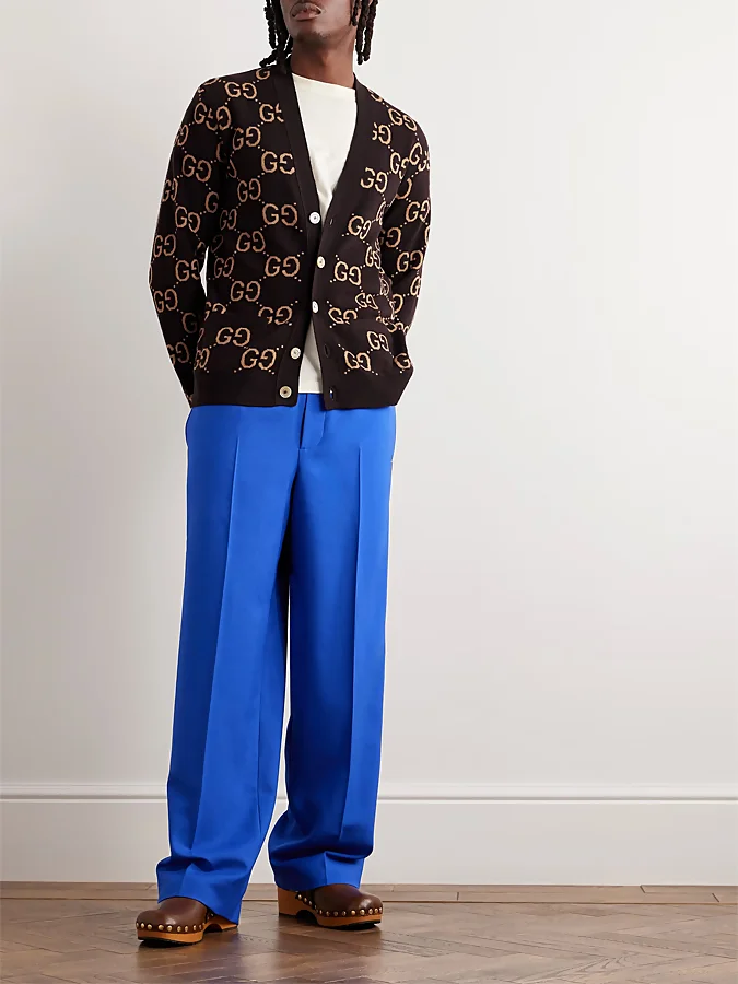 Look con pantalones azul eléctrico de Gucci