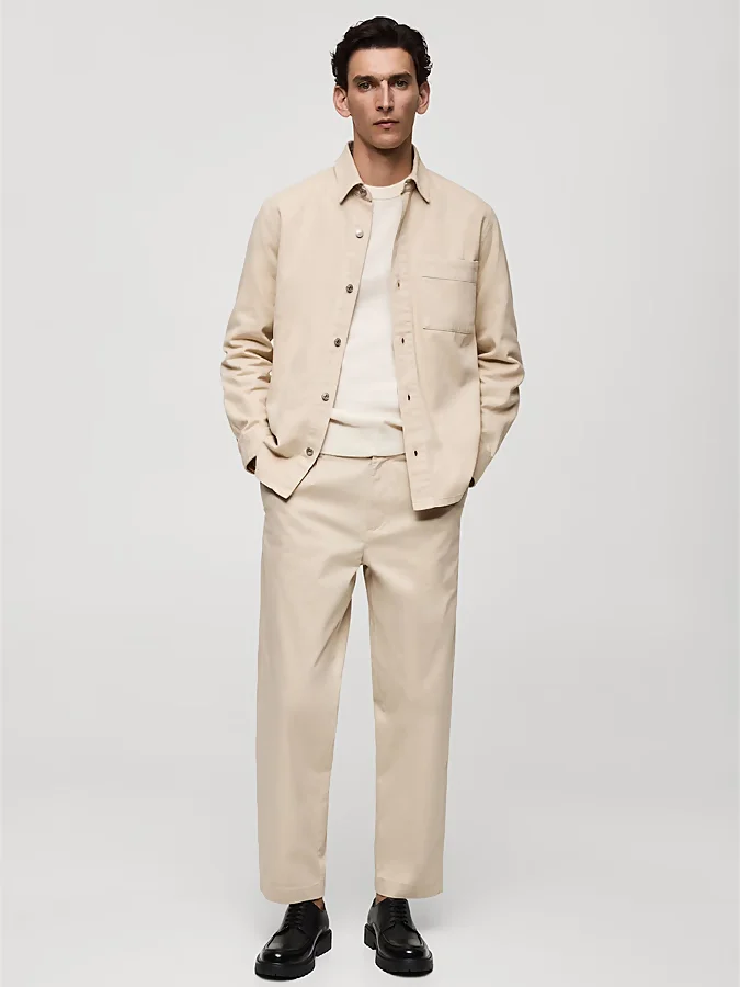 Total look con pantalón beige de Mango hombre