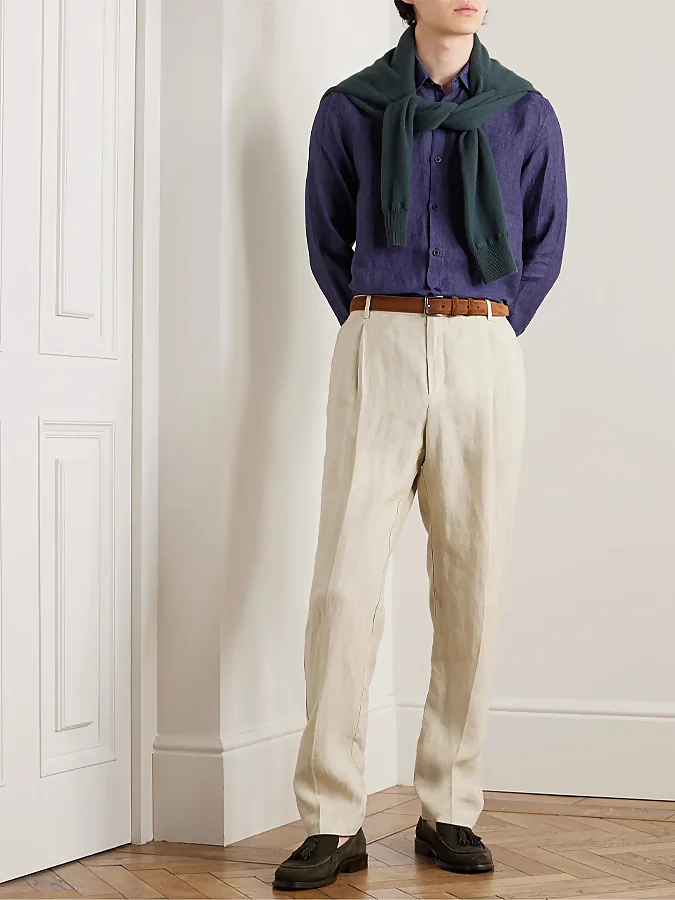 Outfit con pantalón de pinzas y camisa morada