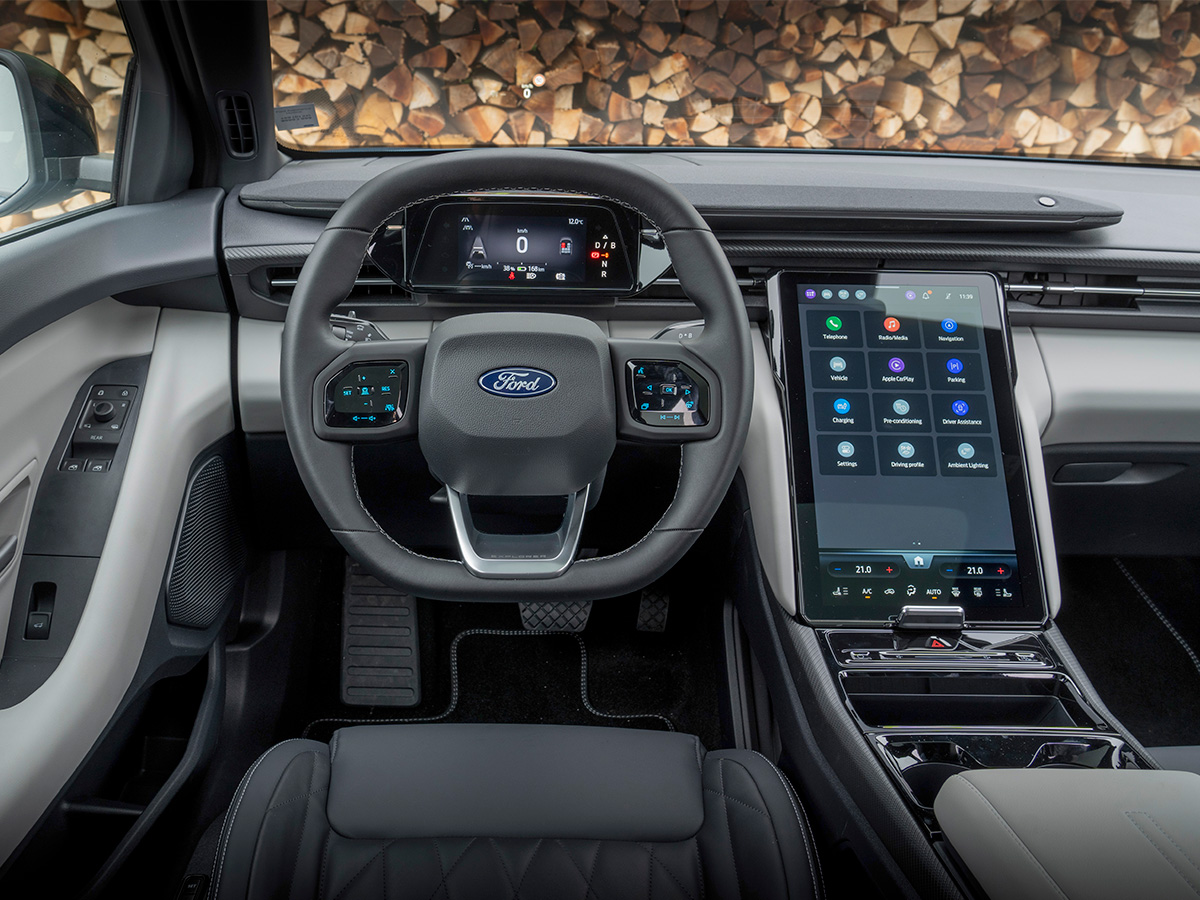 Volante y pantalla del nuevo Ford Explorer eléctrico 2024