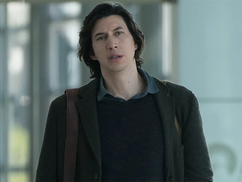 Adam Driver interpretando el papel de Charlie Barber