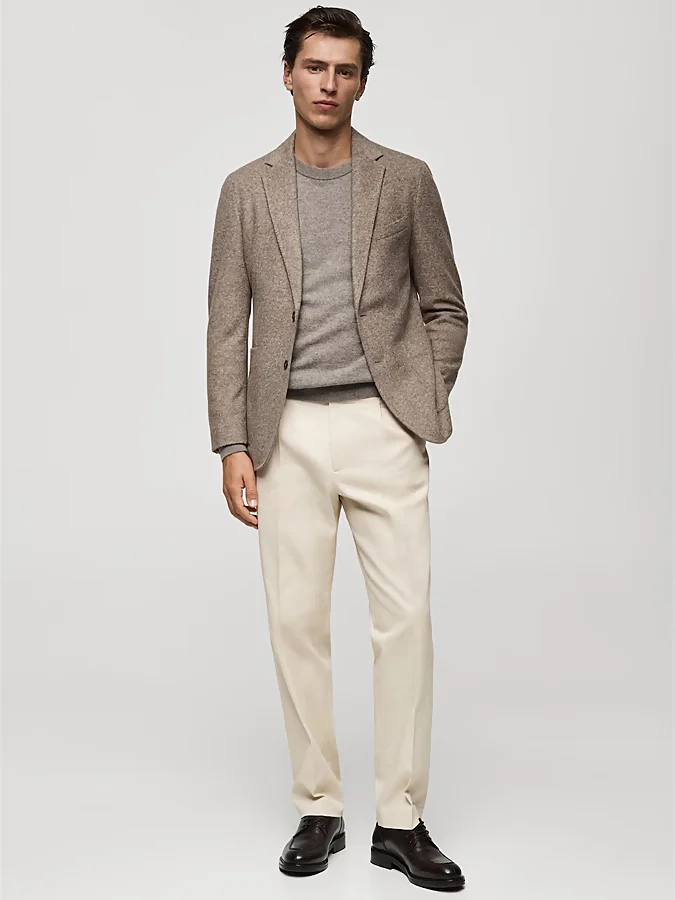 Look con americana en tonos tostados y pantalones beige de Mango hombre