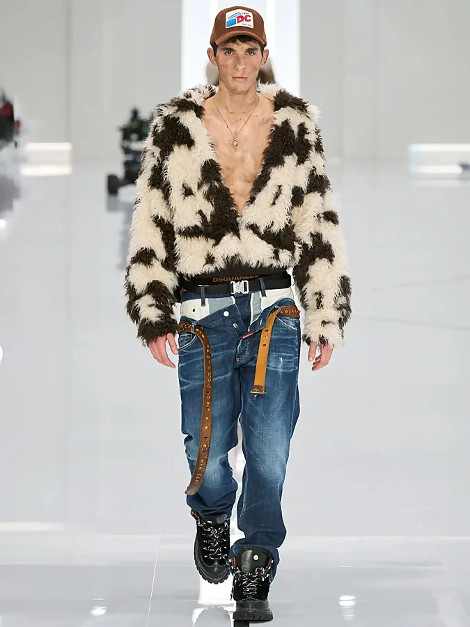 look de hombre del defile de dsquared2 con botas hike