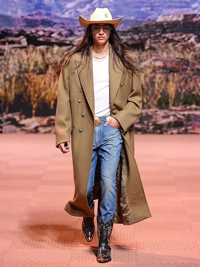 Look del defile de louis vuitton con botas cowboy