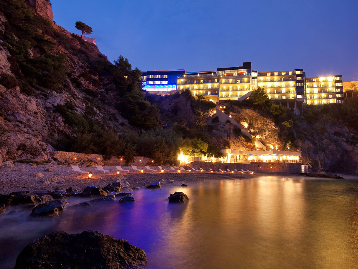 Vista exterior nocturna del Hotel Bellevue de Dubrovnik