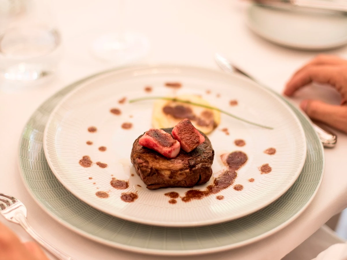 Plato de solomillo con Foie del restaurante Alcotan en el Barrio de Salamanca de Madrid