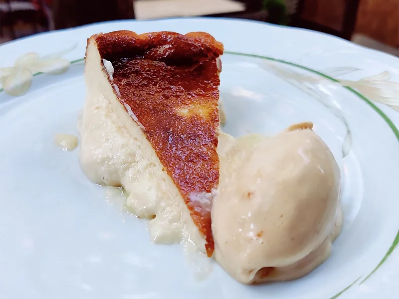 Tarta de queso con helado del restaurante Kaldea, uno de los mejores del barrio de Salamanca