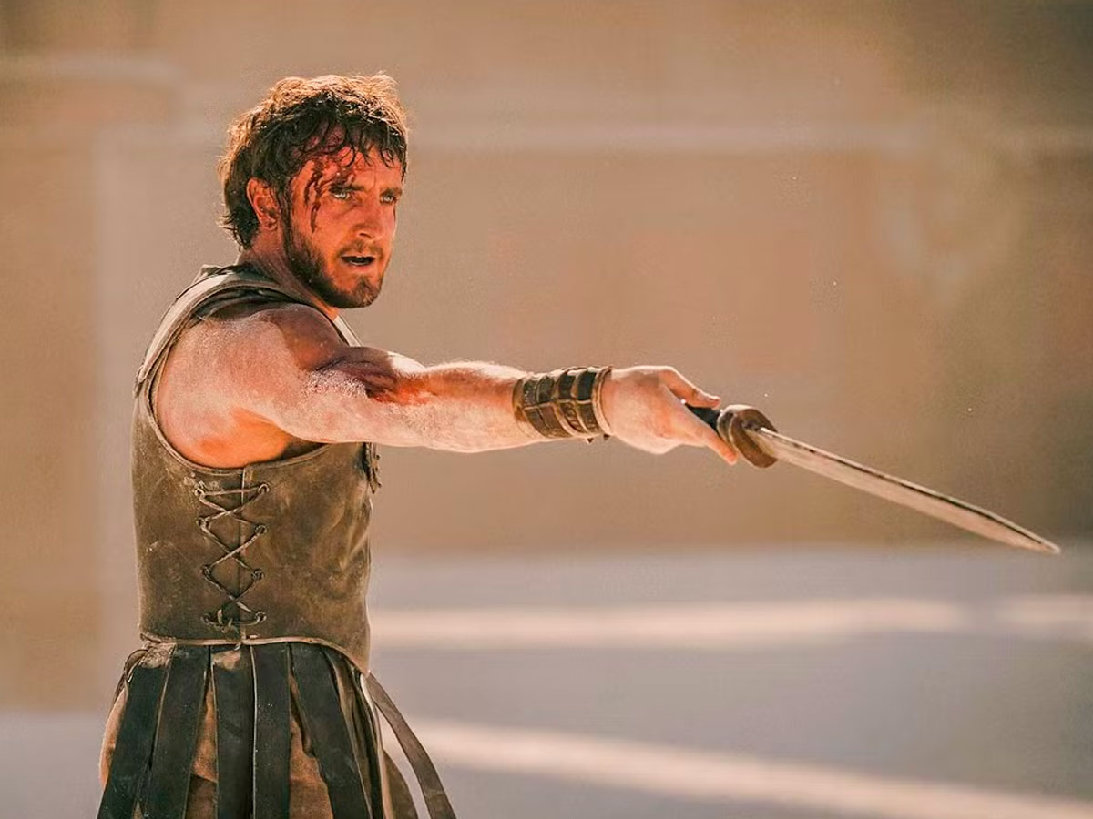 Paul Mescal interpretando a Lucius en una batalla en el Coliseo en la película Gladiator 2