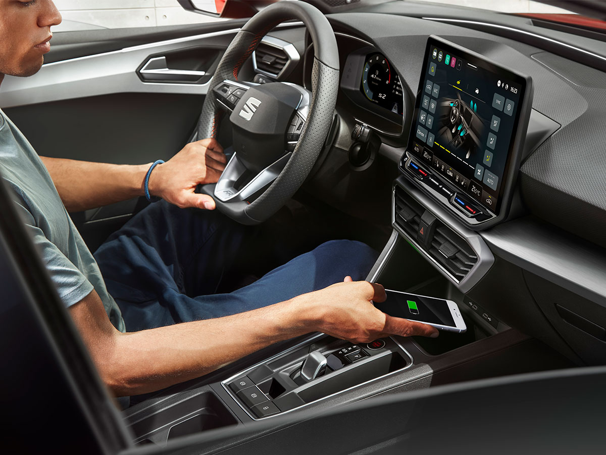 Interior del nuevo SEAT León e-HYBRID 2024