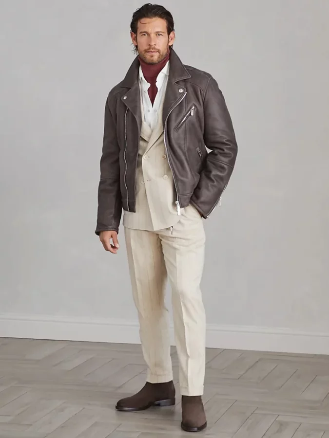 Look de Brunello Cucinelli con traje y chaqueta biker