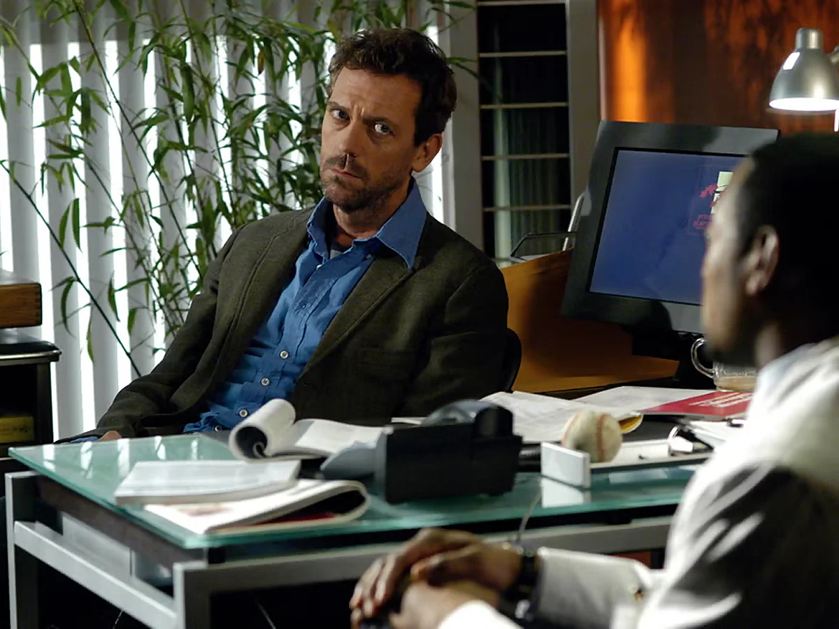 Gregory House conversando y siendo cínico con su compañero