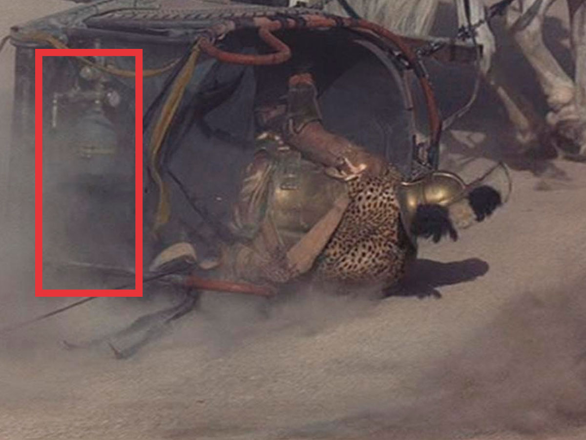 bombona de gas bajo cuádriga en la película Gladiator 1