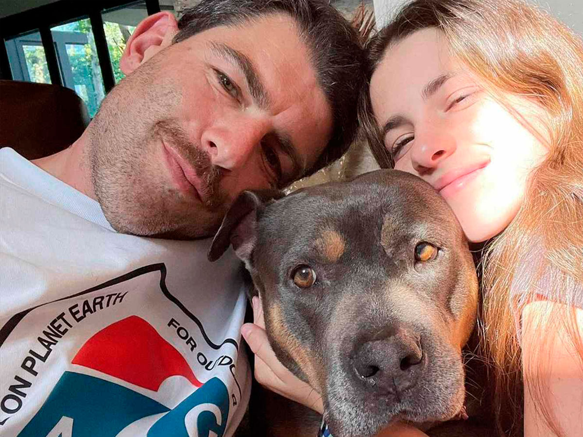 Max Greenfield con su perro, elegido uno de los hombres más sexys del mundo en 2024 