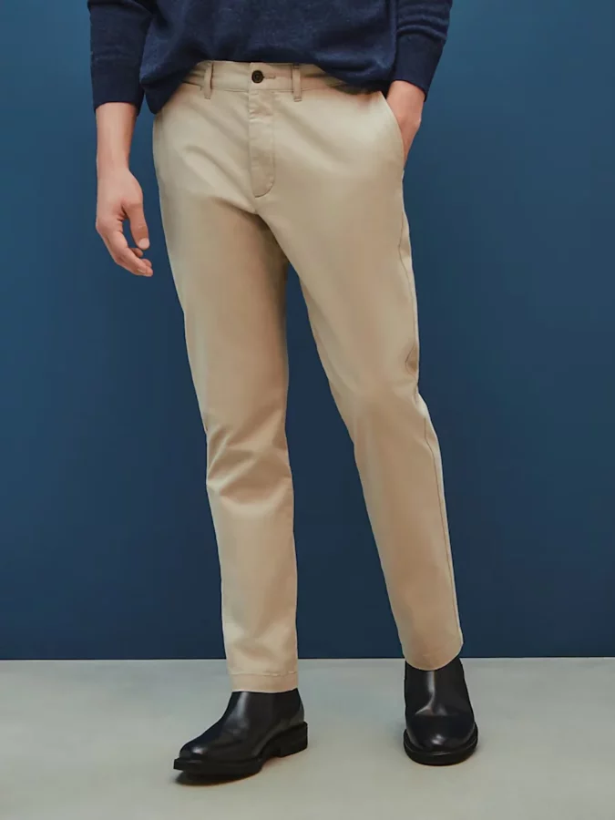 Look con pantalón beige 