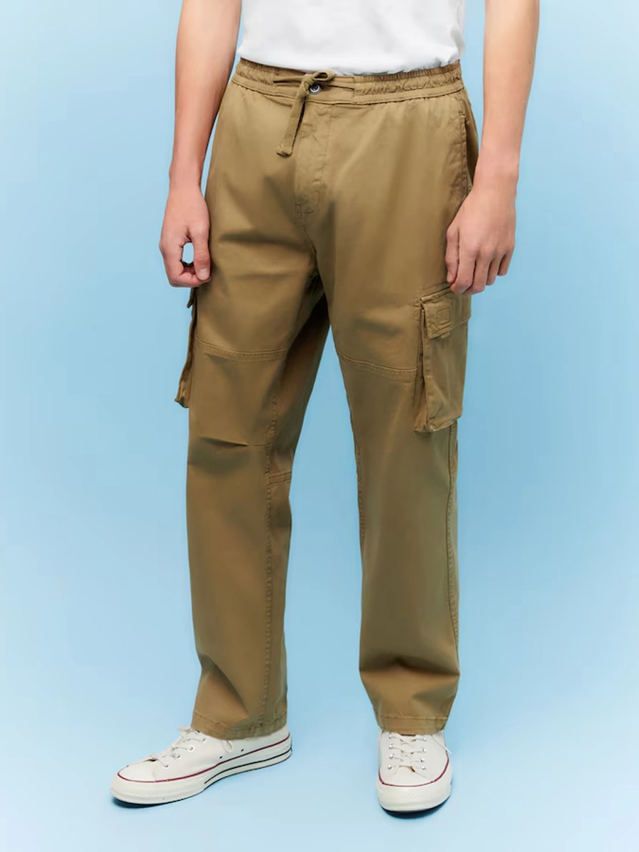 pantalones cargo en tono arena