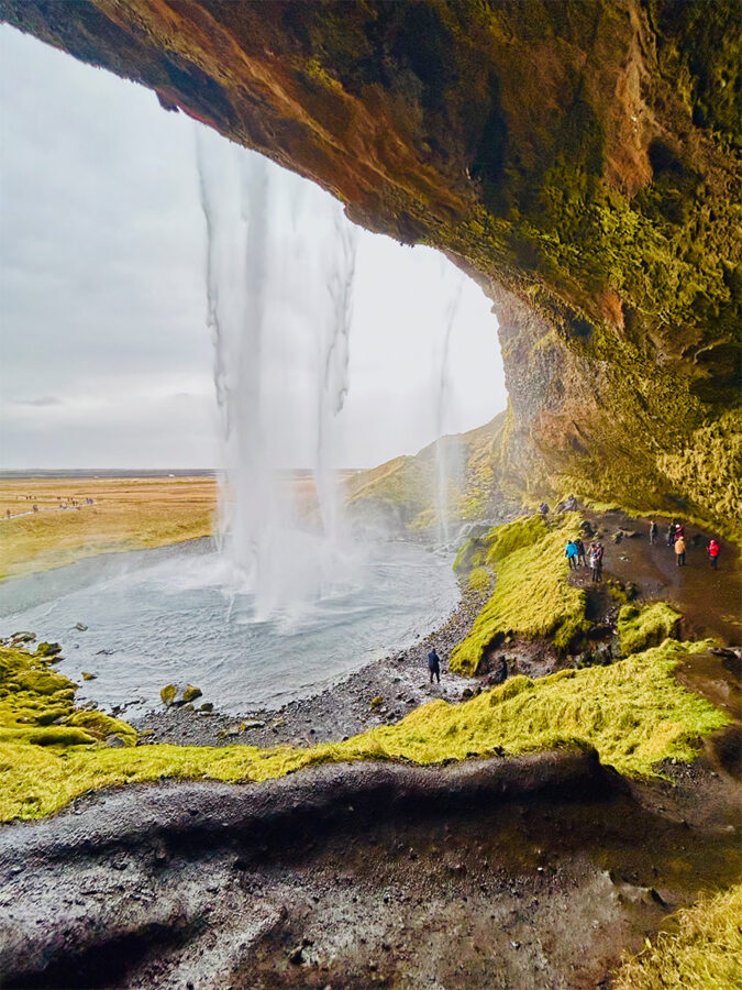 Cascada de Seljalandsfoss vista desde atrás.