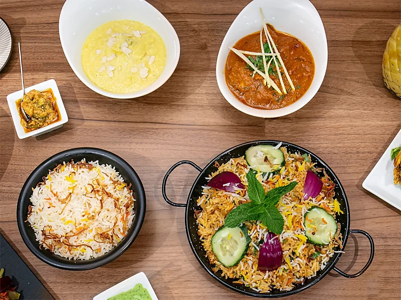 Platos de arroz y pollo de Masala Darbar