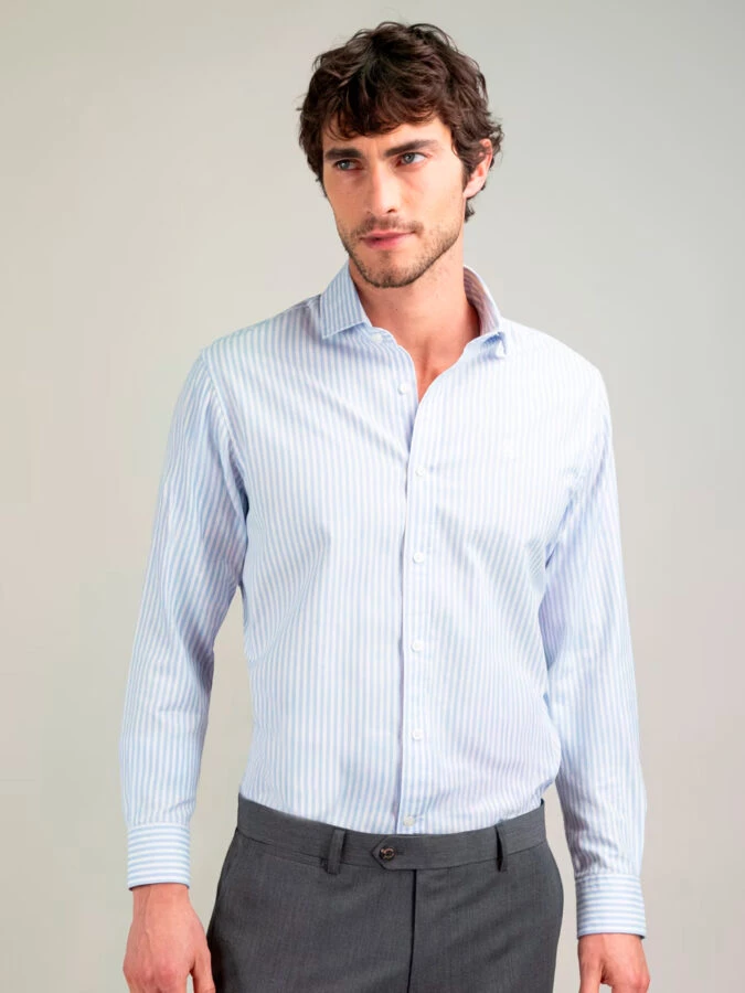 Camisa d rayas azul de hombre para combinar con pantalón gris