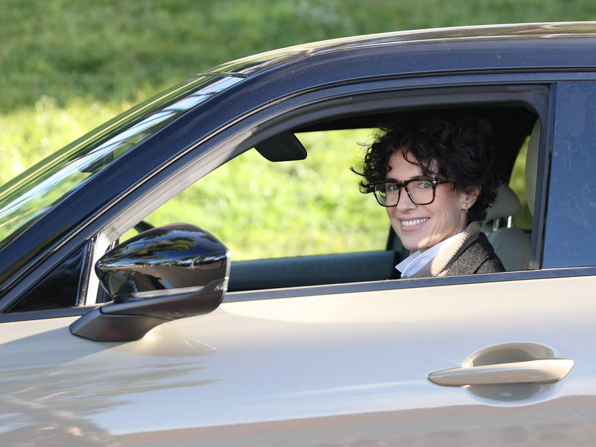 La modelo Natalia López conduciendo su Mazda MX-30