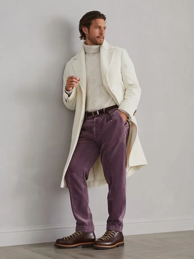 look de Brunello Cucinelli con suéter beige de cuello alto, abrigo beige y pantalones morados