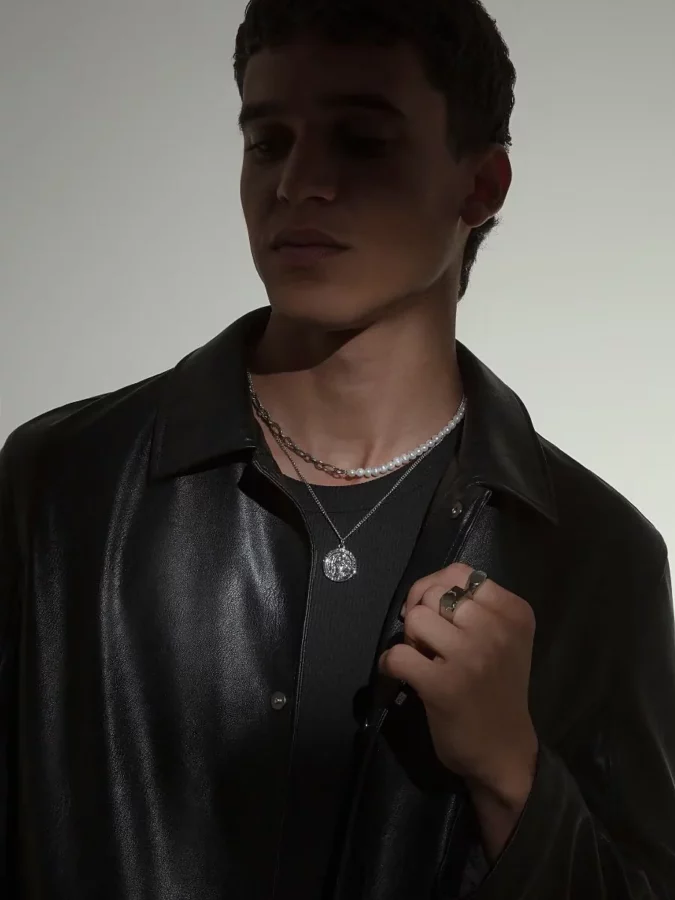 collar que combina cadena de acero con perlas para hombre