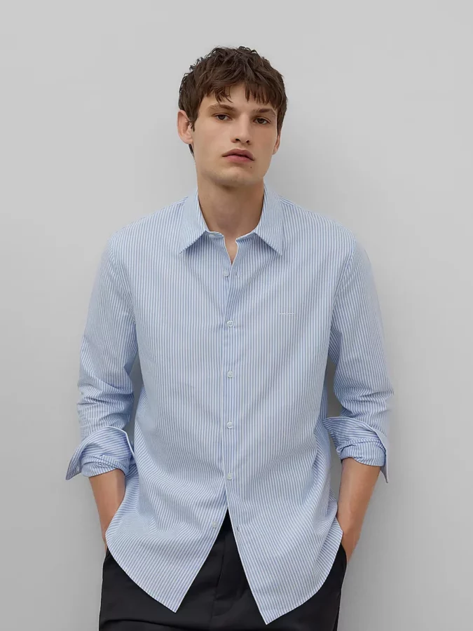 Camisa azul a rayas para hombre