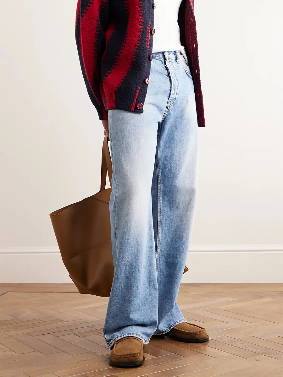 pantalones acampanados con mocasines marrones de Loewe