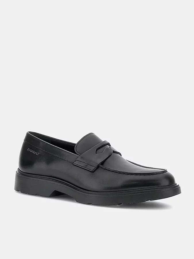 mocasines negros de estilo minimalista