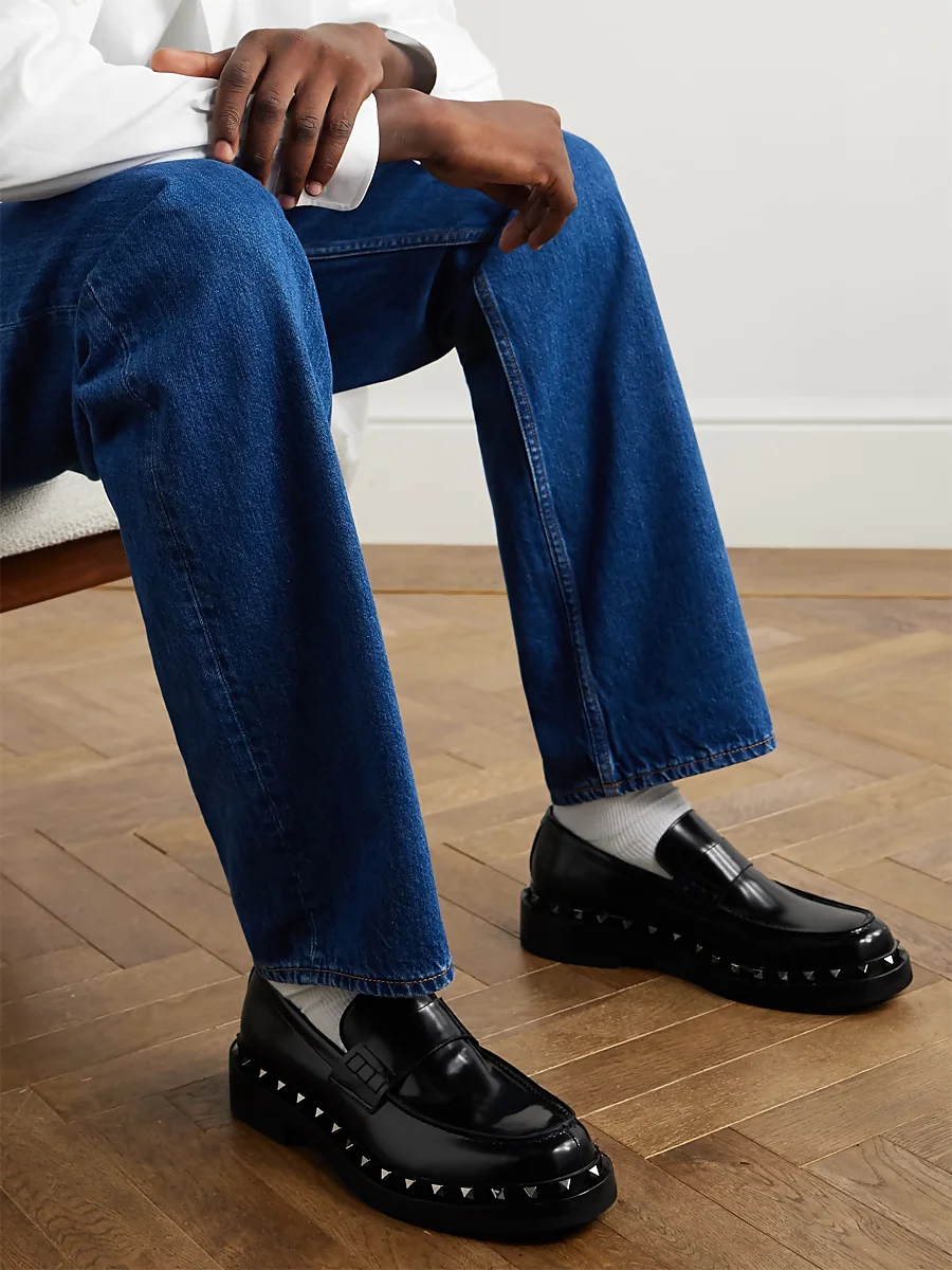 loafers negros con tachuelas y calcetines blancos