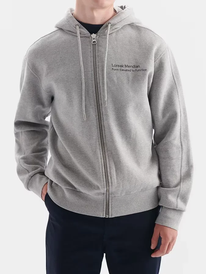 sudadera gris con cremallera y capucha