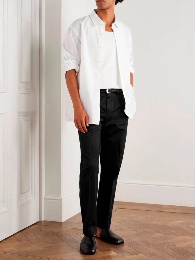 hombre vestido con un pantalón negro, una camiseta básica blanca y una sobrecamisa blanca