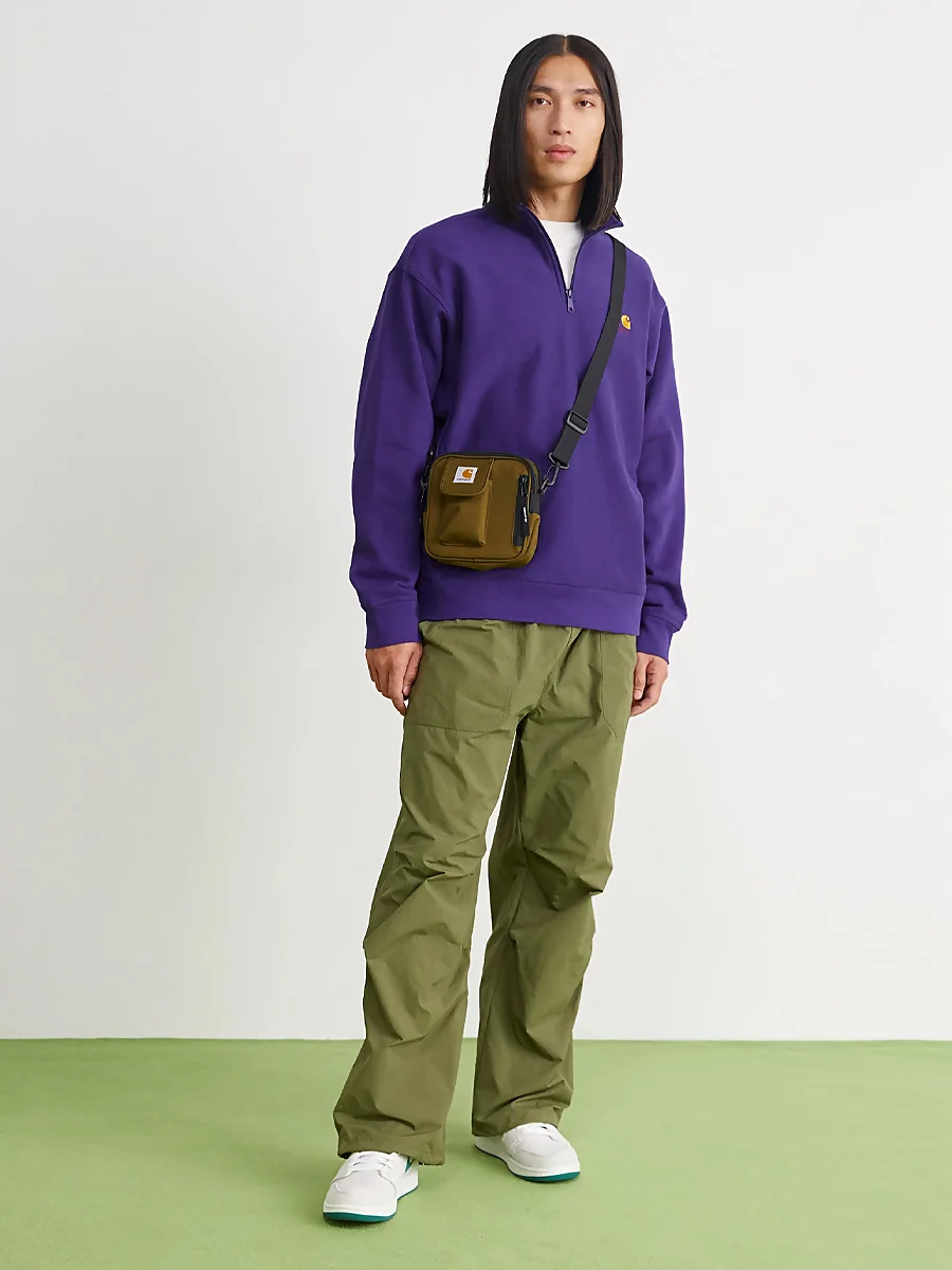 Sudadera morada con pantalones verdes anchos