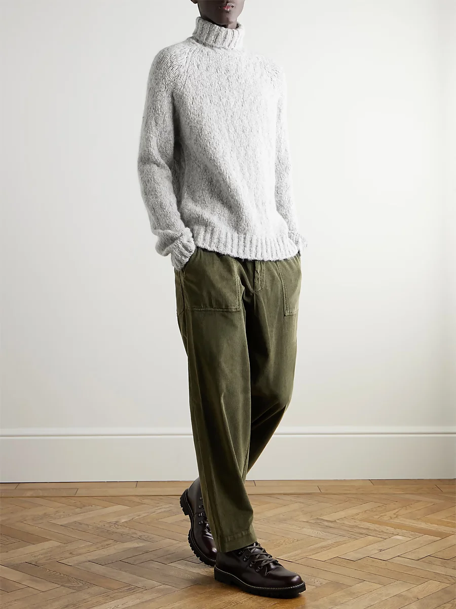 Jersey gris con pantalones verdes oscuros para hombre