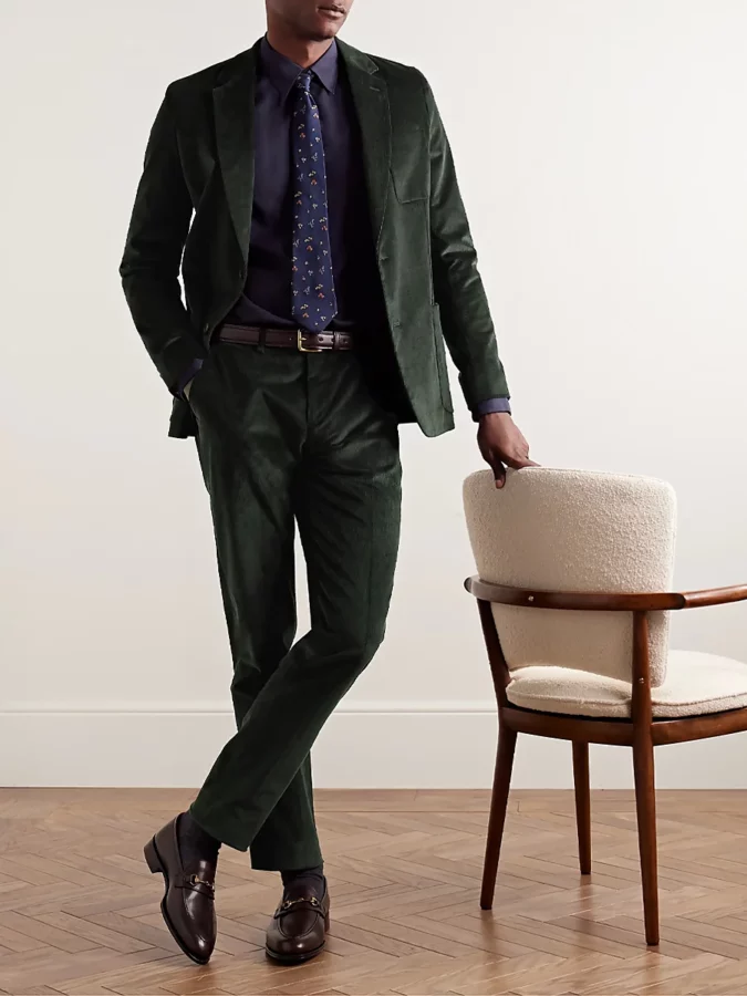 traje verde con camisa morada