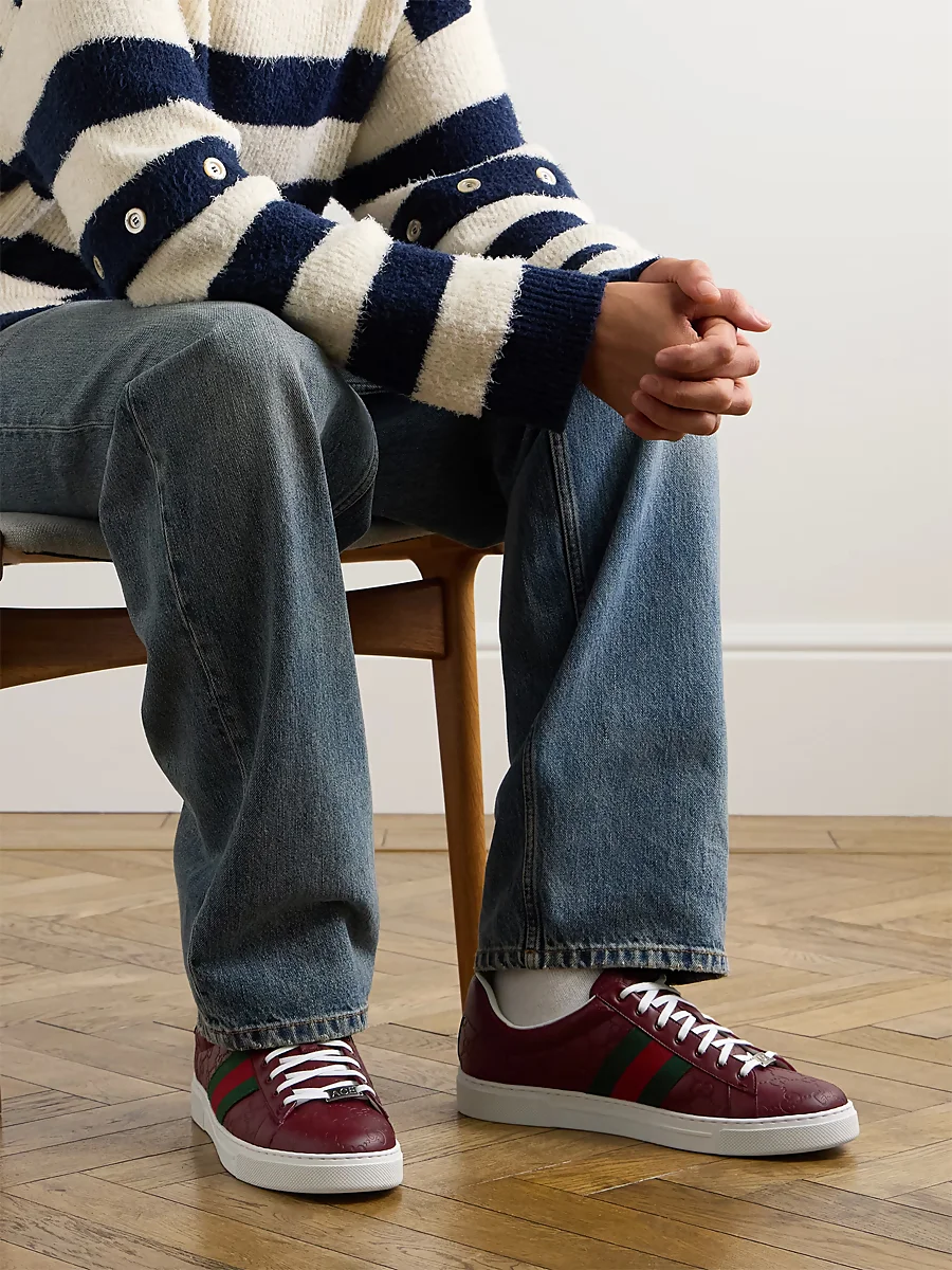 Jersey beige y azul con zapatillas rojas de Gucci para hombre