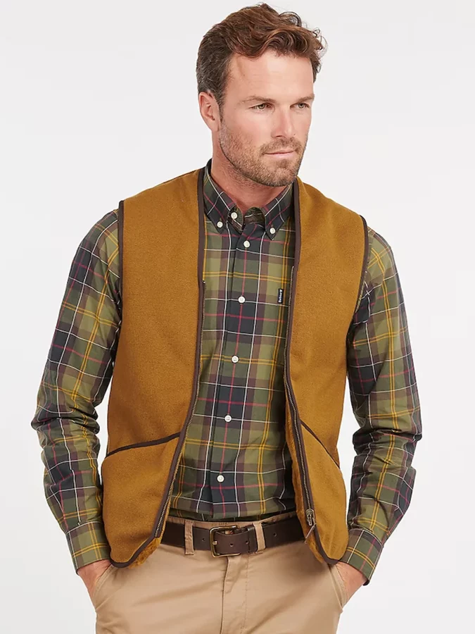 chaleco en tono mostaza de la marca barbour