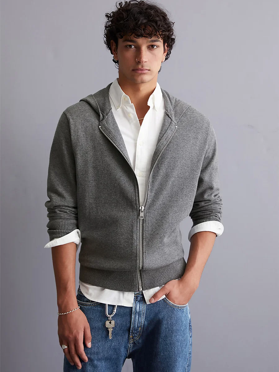 Outfit de Marc O'Polo con sudadera gris y camisa blanca 