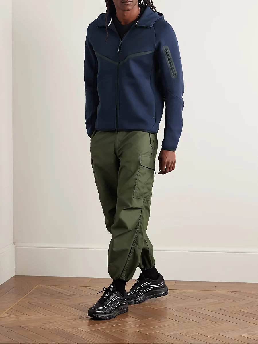 Look de sudadera azul marino y pantalones cargo verdes de Nike Men