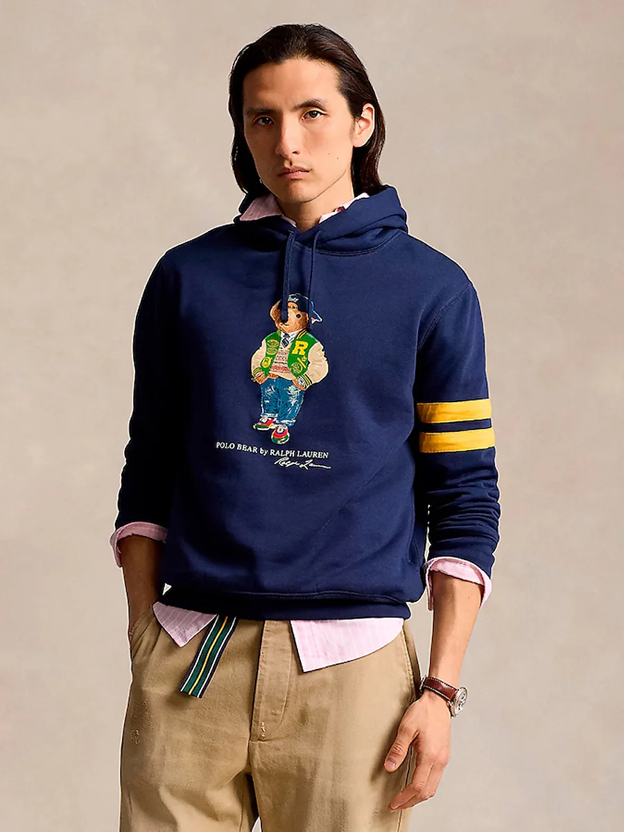 Sudadera con osito de Polo, chinos y camisa rosa