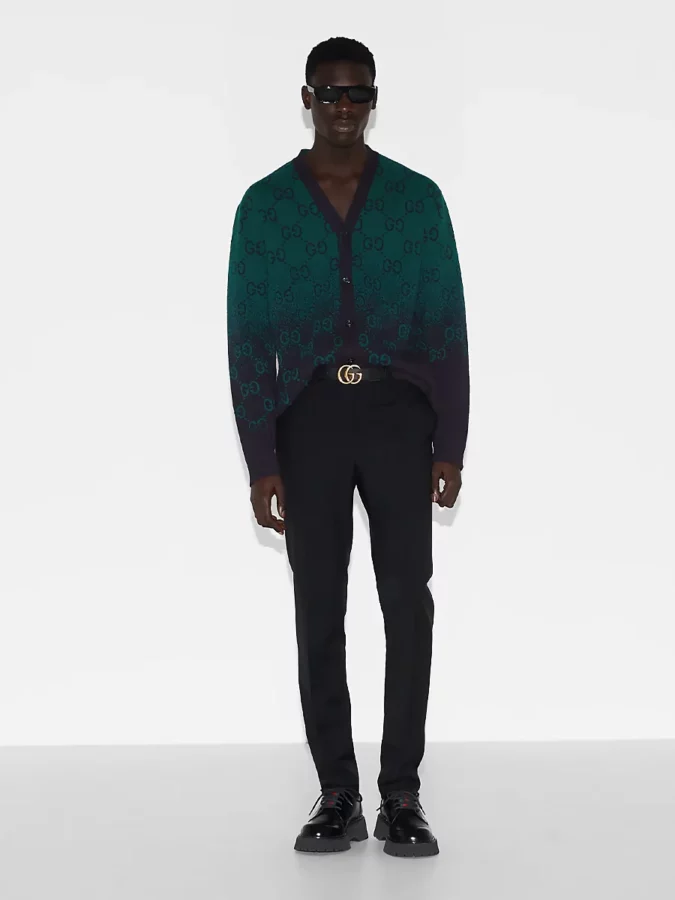 look navideño para hombre con cárdigan verde de gucci