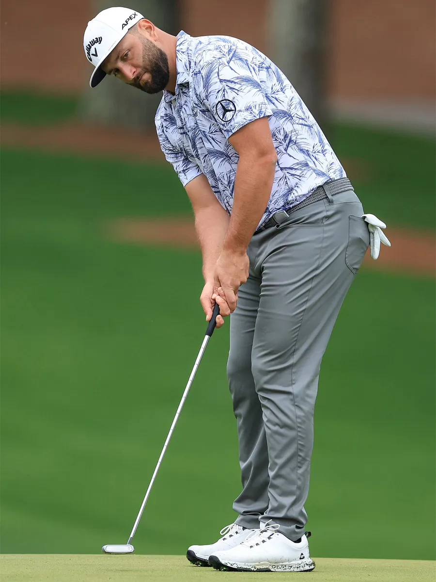 Jon Rahm Rodriguez con polo de golf y pantalones grises técnicos