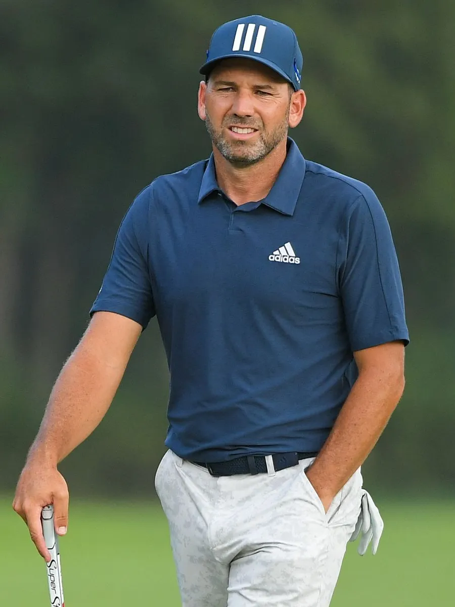 El golfista Sergio García Fernández con gorra y polo azul