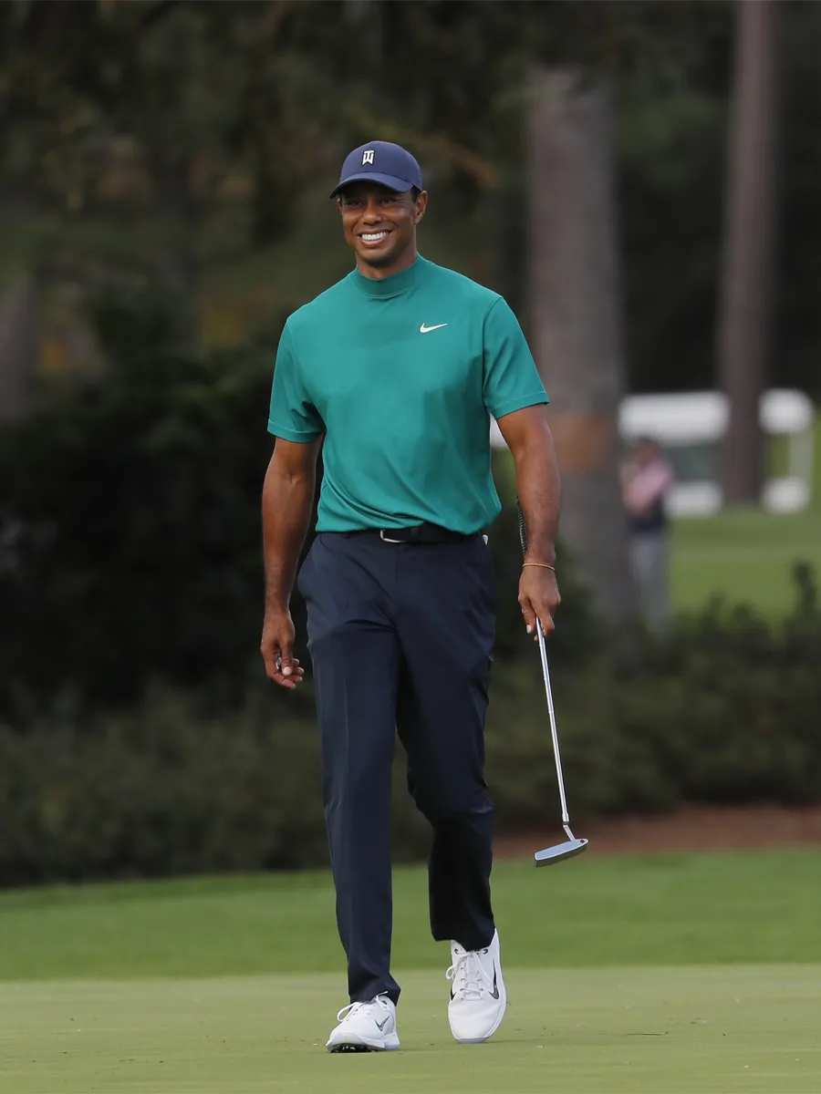 ropa y camiseta con cuello de golf de tiger woods en Augusta