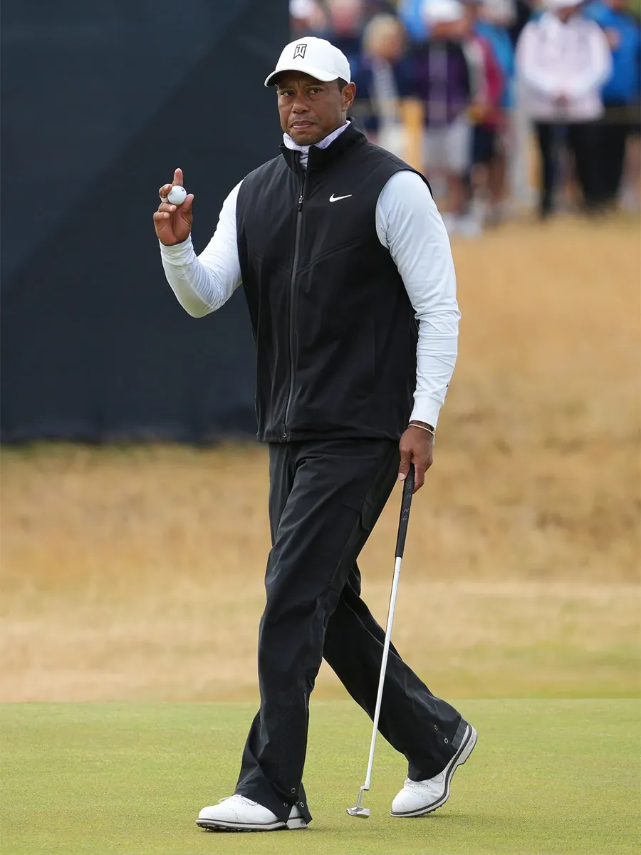 Tiger Woods con chaleco de golf